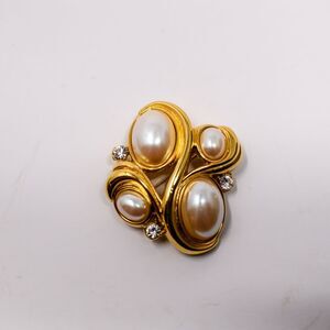 Monet signed gold tone faux pearl rhinestone brooch pin